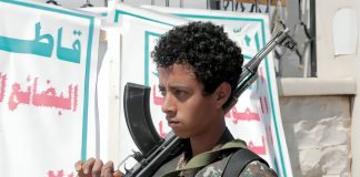 الحوثيون يُخضعون طلاب المدارس بمسيرات تعبوية.. سلوكهم فاقم تدهور العملية التعليمية