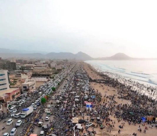 خفر السواحل ينقذ سبعة أشخاص من الغرق في سواحل حضرموت بينهم ثلاث فتيات