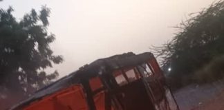 أبين.. مسلحون ملثمون يحرقون باص تابع لشركة أسمنت الوحدة باتيس