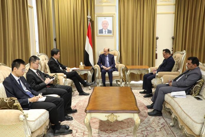 وزير الخارجية شائع الزنداني مع السفير الصيني