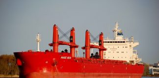 سفينة يونانية تنقل أسمدة إلى مصر تتعرض لهجوم قبالة الحديدة وتحذيرات من تصعيد جديد في البحر الأحمر