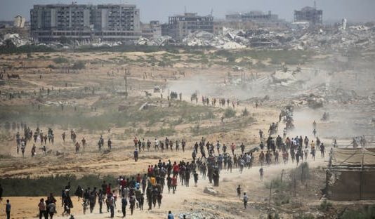 20 قتيلاً وعشرات الجرحى في حادث انقلاب شاحنة مساعدات غذائية بغزة