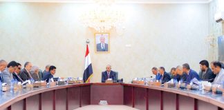 اللجنة العليا للإيرادات تناقش تشغيل مصافي عدن وتحسين الإيرادات الحكومية واستقرار العملة المحلية