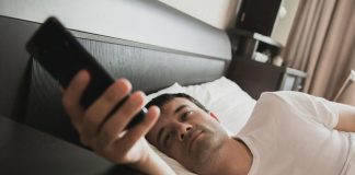 استخدام الهاتف فور الاستيقاظ يهدد صحتك الجسدية والنفسية