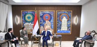 العليمي يبحث مع واشنطن عودة المساعدات ويحذر من خطر السلاح الإيراني بيد الحوثيين