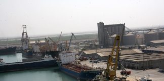 برنامج الغذاء العالمي: انخفاض حاد في واردات الوقود والغذاء إلى موانئ الحوثيين وسط تصعيد البحر الأحمر