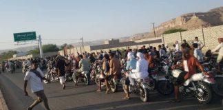 إطلاق نار وقطع للطرق في تصاعد الاحتجاجات بتريم ضد تردي الخدمات والمطالبة برحيل المحافظ. (فيديو)