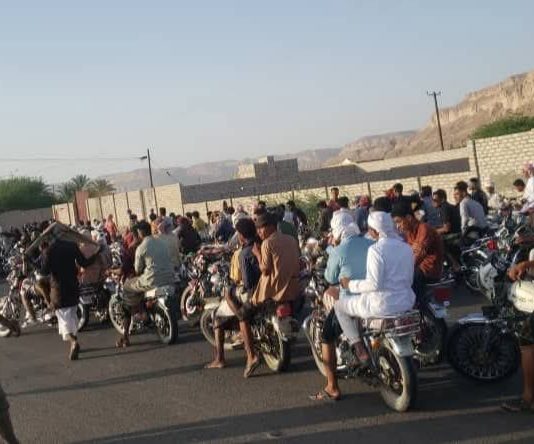 إطلاق نار وقطع للطرق في تصاعد الاحتجاجات بتريم ضد تردي الخدمات والمطالبة برحيل المحافظ. (فيديو)