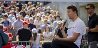 مقتل الناشط تشارلي كيرك بعد تعرضه لإطلاق نار بولاية يوتا. (فيديو)