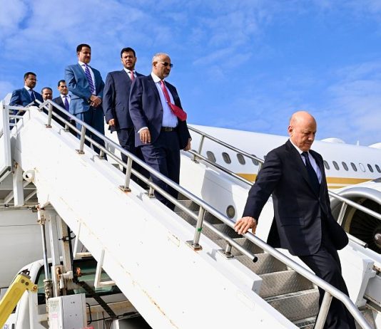 الرئيس العليمي يصل نيويورك برفقة الزُبيدي وعبدالله العليمي للمشاركة في الجمعية العامة للأمم المتحدة