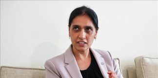 السفيرة البريطانية: الانقسامات داخل الشرعية تخدم الحوثيين وتعرقل الاستقرار في اليمن