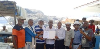 صيادو خليج صيرة يكرمون مراقب الجودة بهيئة المصائد السمكية بمديرية صيرة بعدن تقديراً لجهوده