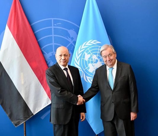 أثناء لقائه برئيس مجلس القيادة الرئاسي.. غوتيريش يعلن إجراءات لحماية موظفي الإغاثة ونقل مكاتب الأمم المتحدة إلى عدن