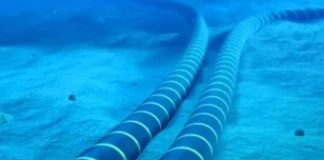 خبراء يرجّحون تسبب سفينة تجارية بقطع كابلات الإنترنت في البحر الأحمر