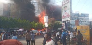 حريق ضخم يلتهم محال تجارية في سوق الزنداني بالحوبان شرق تعز. (فيديو)