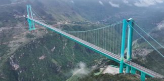 لتقليص وقت السفر بشكل هائل … الصين تدشّن أعلى جسر في العالم بارتفاع 625 مترًا