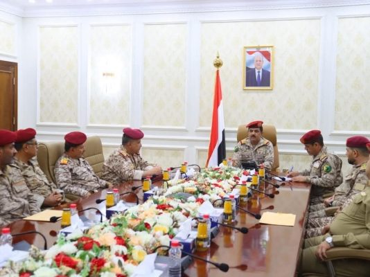 وزير الدفاع يوجّه محور تعز بمضاعفة الجهود ومساندة الأمن لملاحقة قتلة افتهان المشهري