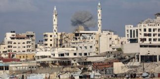 مقتل جندي إسرائيلي وقصف عنيف يدفع بموجة نزوح جديدة في غزة