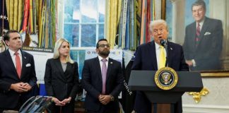 ترامب يكشف حماس تبحث في الأنقاض عن جثامين.. وأمريكا لا تنوي نشر قوات في غزة