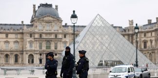 عملية سطو بمتحف اللوفر… لصوص يسرقون مجوهرات «لا تُقدر بثمن» في 7 دقائق