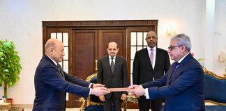 الرئيس العليمي يتسلم أوراق اعتماد خمسة سفراء جدد لدى اليمن