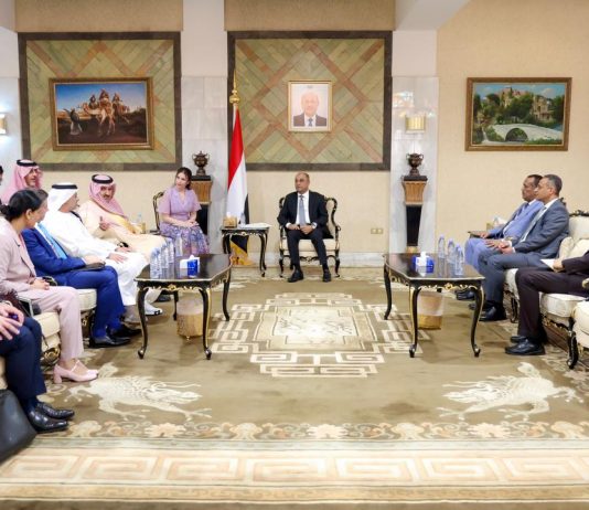 سفراء الدول الراعية يؤكدون دعمهم لـ “بن بريك” والإصلاحات الاقتصادية في اليمن