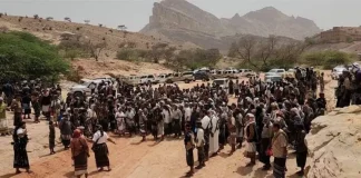 شبوة: قبائل لقموش تعيد قطع الطريق الدولي احتجاجاً على استمرار احتجاز احد مشائخها