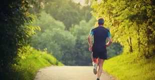 دراسات تؤكد أن “جرعات” قصيرة من المشي تقي كبار السن من الموت المبكر