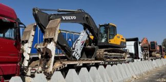 معدات مصرية ثقيلة تدخل غزة للمساعدة في إزالة الركام والبحث عن رفات الأسرى الإسرائيليين