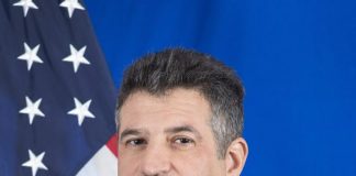 السفير الأميركي يدين استمرار الحوثيين في احتجاز موظفي السفارة ويصفه بـ”الاختطاف غير القانوني”