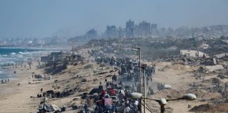 آلاف الفلسطينيين يعودون إلى ديارهم مع صمود وقف إطلاق النار