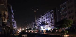 عدن في ظلام دامس منذ 24 ساعة.. توقف كلي للكهرباء يهدد بخروج خدمات المياه والصرف الصحي عن العمل