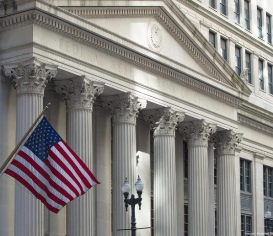 الخزانة الأمريكية تفرض عقوبات على 50 فرداً وكياناً يسهلون مبيعات وشحنات النفط الإيراني