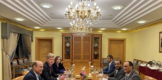 الحوثيون يربطون مصير موظفي الأمم المتحدة بملف “خارطة الطريق” خلال لقاء مع غروندبرغ في مسقط