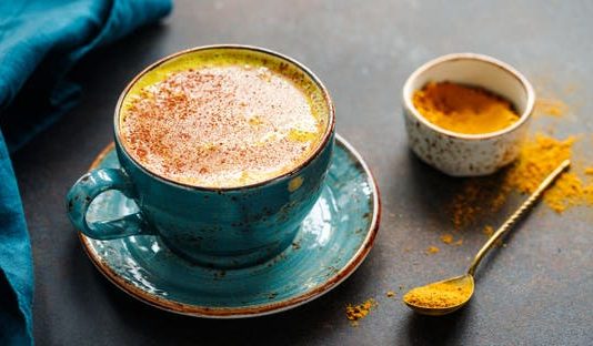 سر الكركم والكافيين.. مزيج “قهوة الكركم” يدعم صحة الدماغ والقلب ويحارب الالتهاب