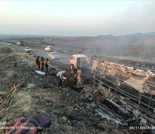مصرع وإصابة عدد من الركاب في حادث مروّع بطريق العرقوب بأبين بعد احتراق باص نقل جماعي واصطدامه بسيارة فوكسي. تفاصيل جديدة