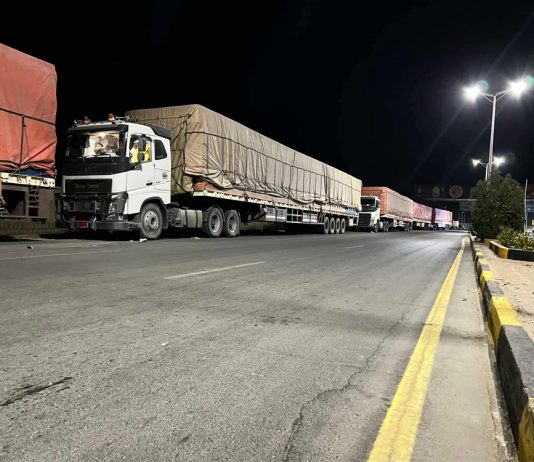 حضرموت.. سائقو الشاحنات في سيئون يعلّقون نشاطهم احتجاجاً على جبايات غير قانونية