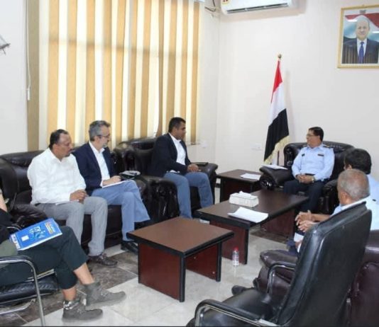 خفر السواحل اليمنية تلتقي بلجنة العقوبات لتعزيز التعاون في مكافحة الأنشطة غير المشروعة في المياه الإقليمية