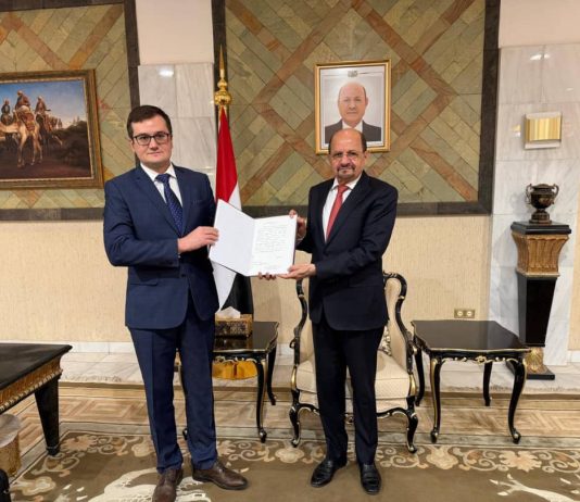 وزير الخارجية يتسلم أوراق اعتماد السفير الروسي لدى اليمن