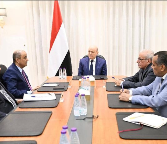 العليمي يبحث مع رئيس الوزراء ومحافظ البنك المركزي تنفيذ الإصلاحات الاقتصادية وضبط الإيرادات