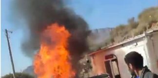 سائق يُحرق سيارته المحمّلة بالقات احتجاجاً على جبايات الحوثيين في دمت