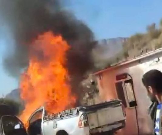 سائق يُحرق سيارته المحمّلة بالقات احتجاجاً على جبايات الحوثيين في دمت