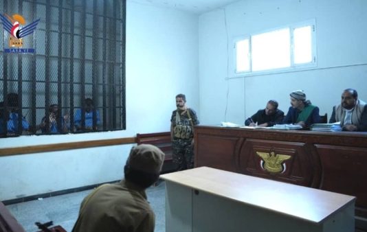الحوثيون يبدؤون محاكمة 21 متهماً بـ“التجسس” وسط غياب الضمانات القانونية