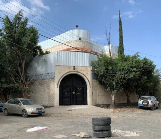 الحوثيون يقتحمون مقر منظمة “أوكسفام” ويعتقلون موظفين ويصادرون أجهزة اتصالات