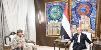 العليمي يؤكد أهمية التنسيق العسكري مع السعودية لتعزيز الأمن والاستقرار في اليمن