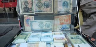 العملة الإيرانية تهوي لمستوى غير مسبوق أمام الدولار