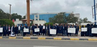 عدن: طلاب معهد القضاء ينفذون وقفة احتجاجية للمطالبة بصرف مستحقاتهم المالية من منحة السعودية للسلطة القضائية