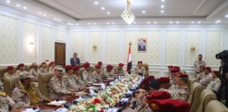 وزير الدفاع اللواء العقيلي يعقد اجتماعاً موسعاً في عدن ويوجه بإنهاء الازدواجية وتوحيد البيانات العسكرية