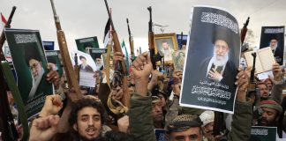 الحوثيون يحذرون من توسيع الحرب على إيران ويهددون بتداعيات إقليمية على الملاحة والطاقة