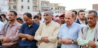 الصبيحي والزنداني يؤديان صلاة عيد الفطر في عدن وسط حضور رسمي وشعبي